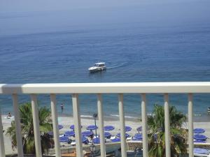 ein Boot im Wasser am Strand in der Unterkunft veranda sul mare in Bagnara Calabra