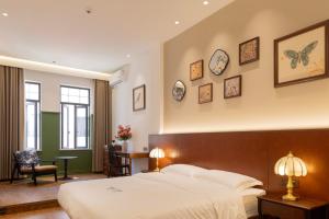 Ένα ή περισσότερα κρεβάτια σε δωμάτιο στο TeaHouse Hotel