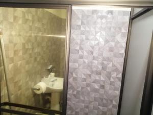 Ένα μπάνιο στο Hostal Ofelina & Hijos