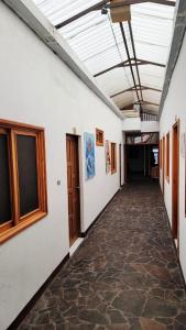ein leerer Flur in einem Gebäude mit einer Decke in der Unterkunft Melody 78 Hostel & Suites in Estelí