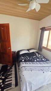 ein Schlafzimmer mit einem Bett und einem Deckenventilator in der Unterkunft Melody 78 Hostel & Suites in Estelí + 2 Fotos