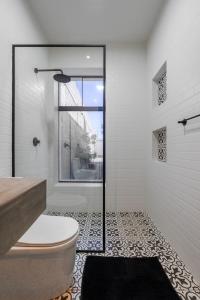 a bathroom with a tub and a toilet and a window at Casa Viña Sol - Vive la ruta del Vino y del Pisco in Ica +60 photos