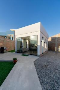 ein modernes Haus mit Innenhof und Terrasse in der Unterkunft Casa Viña Sol - Vive la ruta del Vino y del Pisco in Ica