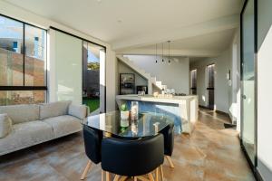 a living room with a glass table and a couch at Casa Viña Sol - Vive la ruta del Vino y del Pisco in Ica