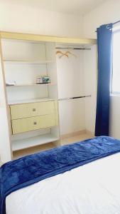 1 dormitorio con cama, estanterías y ventana en Tranquilidad y confort en un solo lugar, en Apartadó 4 fotos más