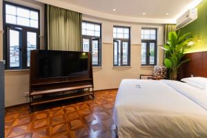 Μια τηλεόραση ή/και κέντρο ψυχαγωγίας στο TeaHouse Hotel