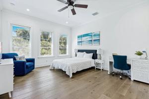 Postel nebo postele na pokoji v ubytování 139 Ocean Estates Dr + 35 fotografií