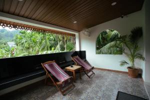 En have udenfor Roys Villa Havelock