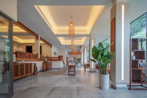 eine Lobby eines Gebäudes mit einer Topfpflanze in der Unterkunft Snowy&Sunny Resort Phoenix City Hunan in Fenghuang + 60 Fotos