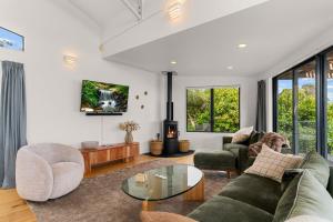 TV a/nebo společenská místnost v ubytování Langscape - Langs Beach Holiday Home