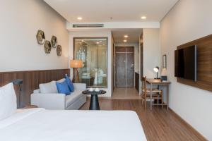 ein Hotelzimmer mit Bett und Wohnzimmer in der Unterkunft Mandala Hotel & Suites Hải Dương in Bảo Thap + 24 Fotos