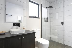 ein weißes Badezimmer mit Toilette und Waschbecken in der Unterkunft Spacious 1-Bed Townhouse in Norlane in Norlane