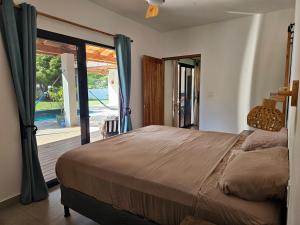 普拉亚科罗纳多Brisas beach house, coronado的一间卧室，里面有一张床和一扇推拉玻璃门 更多11张照片