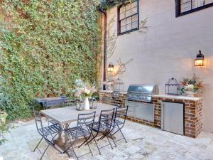 Φωτογραφία από το άλμπουμ του Elsewhere on Madison Square Manor στη Σαβάνα