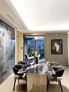 Χώρος καθιστικού στο Aryas hub Oversized luxury designer decoration 4 bedrooms near the Guanyin Bridge