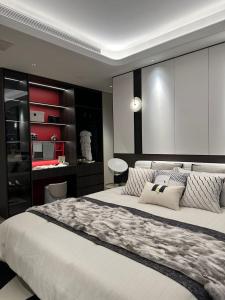 Ένα ή περισσότερα κρεβάτια σε δωμάτιο στο Aryas hub Oversized luxury designer decoration 4 bedrooms near the Guanyin Bridge +21 φωτογραφίες