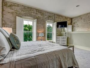 Postel nebo postele na pokoji v ubytování Riverview Penthouse + 36 fotografií