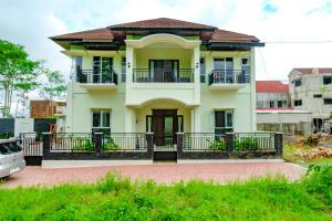 gelbes Haus mit Balkon in der Unterkunft RedDoorz Syariah near Pengadilan Agama Wonosobo in Wonosobo