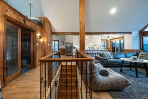 Istumisnurk majutusasutuses Alpine View Lodge - Cozy Private Chalet in Mont-Tremblant