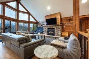 Televiisor ja/või meelelahutuskeskus majutusasutuses Alpine View Lodge - Cozy Private Chalet in Mont-Tremblant