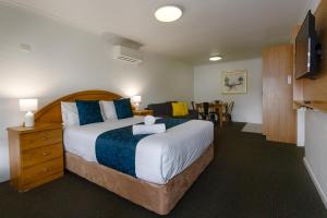 Giường trong phòng chung tại Waves Motel and Apartments formerly Comfort Inn International