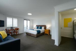 Giường trong phòng chung tại Waves Motel and Apartments formerly Comfort Inn International