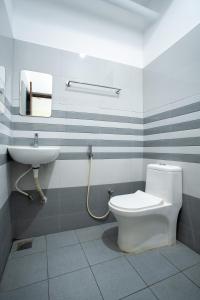 Phòng tắm tại Infinity Rooms Kazhakkoottam Technopark