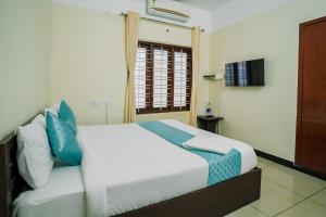 Giường trong phòng chung tại Infinity Rooms Kazhakkoottam Technopark