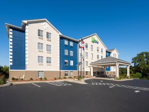 ガストニアにあるHoliday Inn Express Charlotte West - Gastonia by IHGの駐車場付きホテル
