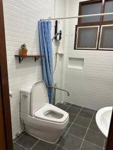 Ένα μπάνιο στο อิ๊กขะหลิ๊ก โฮมสเตย์ริมน้ำน่าน