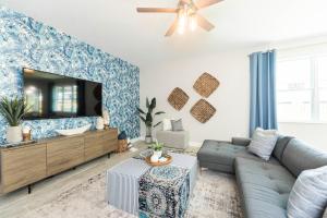 TV a/nebo společenská místnost v ubytování 313 Surf Drive