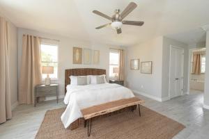 Postel nebo postele na pokoji v ubytování 313 Surf Drive