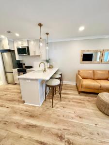 cocina y sala de estar con fregadero y sofá en Bay Front Near Gulf - Elegant & Private Stay, en Niceville