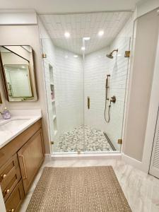 y baño con ducha, lavamanos y ducha. en Bay Front Near Gulf - Elegant & Private Stay, en Niceville 16 fotos más