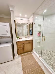 un baño con ducha y lavabo en Bay Front Near Gulf - Elegant & Private Stay, en Niceville