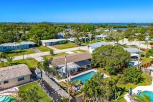 een luchtfoto van een resort met zwembad bij 721 Java Rd in Cocoa Beach