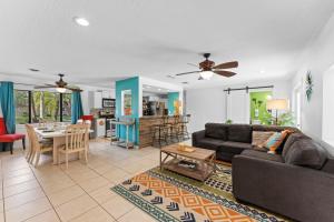 Χώρος καθιστικού στο 308 Formosa Drive