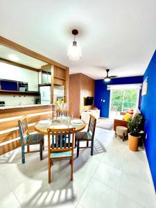 a kitchen and dining room with a table and chairs at NOVIDADE! Apartamento Bella Vita Bertioga in Bertioga