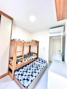 a bedroom with two bunk beds in a room at NOVIDADE! Apartamento Bella Vita Bertioga in Bertioga +64 photos