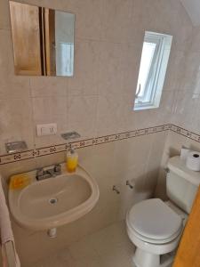 ein Badezimmer mit Toilette und Waschbecken in der Unterkunft Casa puebla univ Politecnico in Puebla