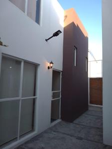 einen Flur eines Gebäudes mit einer schwarzen Tür in der Unterkunft Casa puebla univ Politecnico in Puebla