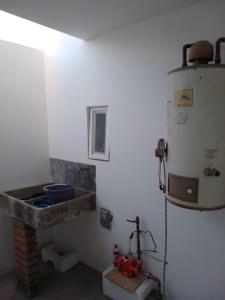 eine Küche mit einem Herd und einem Waschbecken in einem Zimmer in der Unterkunft Casa puebla univ Politecnico in Puebla + 14 Fotos