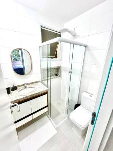 a bathroom with a shower and a toilet at NOVIDADE! Apartamento Bella Vita Bertioga in Bertioga