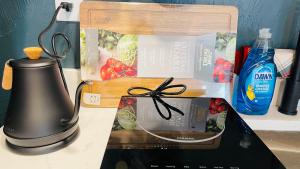 een tafel met een blender en een doos erop bij Steps to Kendall, MIT, Green Line in Cambridge