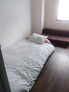 Ένα ή περισσότερα κρεβάτια σε δωμάτιο στο Sun and Moonホテル302