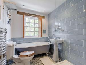 Koupelna v ubytování 2 Bed in Padstow 82682 + 26 fotografií