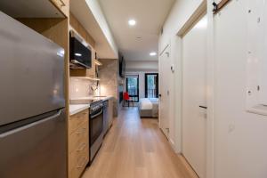 een keuken met een koelkast en een fornuis bij Brand New Canmore Studio - Cozy Mountain Getaway in Canmore +20 foto's