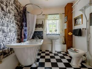 ein Badezimmer mit Badewanne, Waschbecken und Toilette in der Unterkunft 2 bed property in Lechlade 40194 in Langford + 13 Fotos