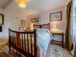 ein Schlafzimmer mit einem Bett, zwei Tischen und zwei Lampen in der Unterkunft 2 bed property in Lechlade 40194 in Langford
