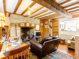 ein Wohnzimmer mit Tisch und Kamin in der Unterkunft 2 bed property in Lechlade 40192 in Langford